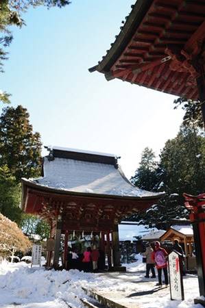 Các kiến trúc cổ trong cụm đền Fuji Sengen Jinja