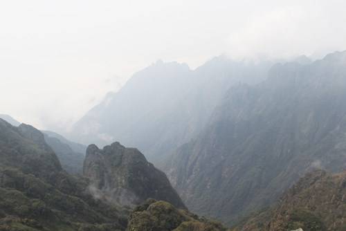 Description: Núi non hùng vĩ nhìn từ đỉnh Fansipan