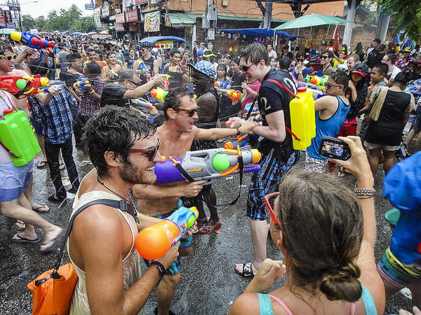 Lễ hội té nước ở Thái Lan được miêu tả là "cuộc chiến nước" lớn nhất thế giới. Ảnh: John Shedrick/ Flickr