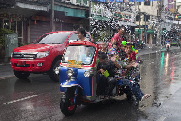 Trong những ngày diễn ra lễ hội, hầu hết người dân Thái đều "xuống đường" để tham gia té nước. Ảnh: igorbilicphotography.com