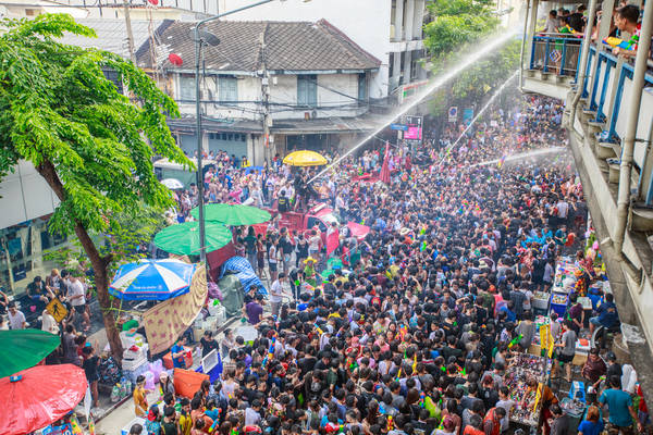 Không khí nhộn nhịp trên đường Silom trong ngày diễn ra lễ hội. Ảnh: goasean.com