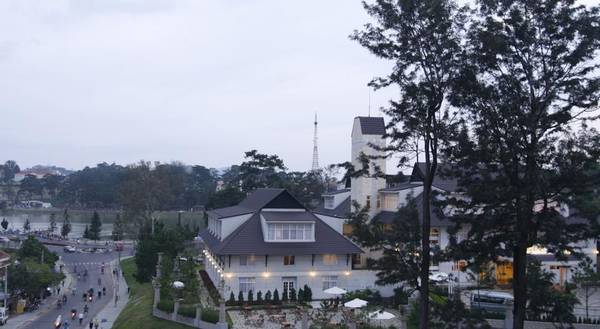 Khách sạn nằm đối diện bờ Hồ Xuân Hương. Ảnh: iVIVU.com