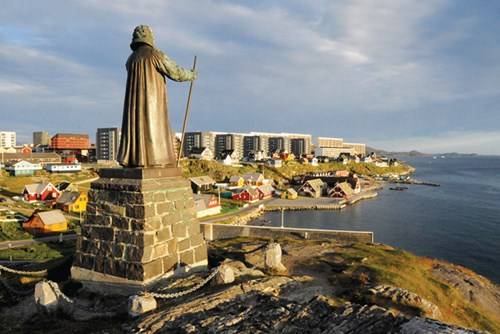 Bức tượng Hans Egede nhìn ra bến cảng, Nuuk