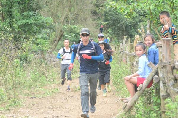 Các đội chơi tham gia Thử thách Tú Làn chạy bộ băng rừng ở xã Tân Hoá. Ảnh: Văn Được. 