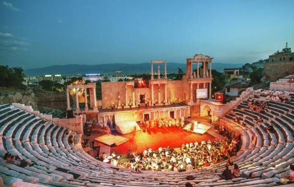 Du khách xem biểu diễn nghệ thuật tại nhà hát La Mã cổ đại - Ảnh: wp