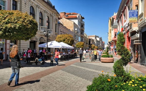 Một con phố chính của Plovdiv rợp bóng mát, hàng quán tấp nập khách qua lại ngày đêm - Ảnh: panoramio