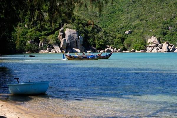 Tới đây, du khách có thể đi tàu ra các đảo lớn nhỏ của Đầm Môn khám phá từng vẻ đẹp ở các hòn đảo hoang sơ. Ảnh: ST