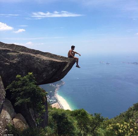 Một số du khách như Lucas Mattos còn tiến sát đến rìa tảng đá để ghi lại khoảnh khắc đáng nhớ. Những bức ảnh thế này nhận được hàng trăm nghìn lượt thích trên Instagram.