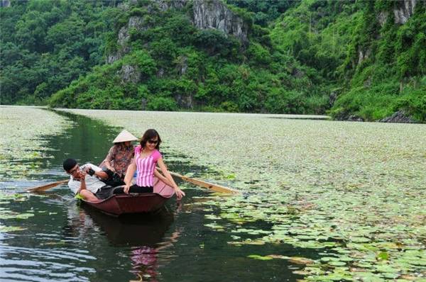  Trôi trên mặt nước vòng quanh Hồ Quan Sơn. (Ảnh: Internet)