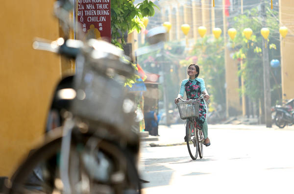 Xe đạp là một “đặc sản” làm nên nét thu hút cho phố Hội. Đến đây, du khách có thể thuê xe đạp ở các cửa hàng với giá khoảng 30.000 đồng một ngày, rồi đạp xe dọc theo những con đường nhỏ và thơ mộng để khám phá phố cổ. Ảnh: Minh Châu