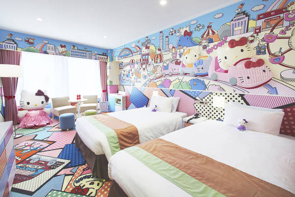 Phòng Kitty Town được thiết kế dựa trên ý tưởng mô tả những khoảnh khắc cô mèo Hello Kitty vui chơi tại thành phố Tokyo với hình ảnh trong các công viên, các khu mua sắm hay vui đùa cùng bạn bè được khắc họa trên giấy dán tường và thảm sàn trong mỗi căn phòng. 