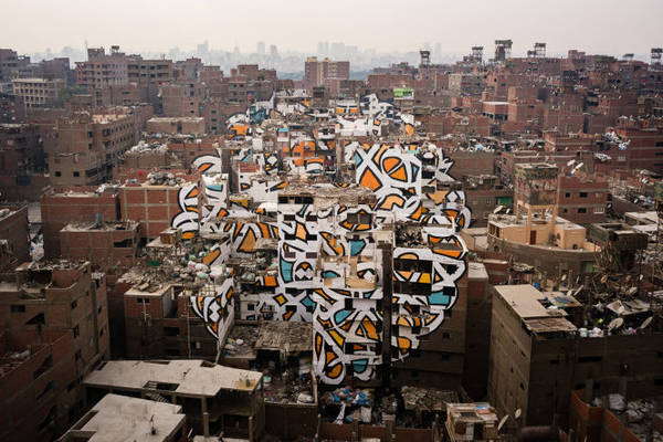 Chiếc áo mới mang tính nghệ thuật đang dần giảm bớt hình ảnh bẩn thiểu của phố rác Ai Cập - Ảnh: wp