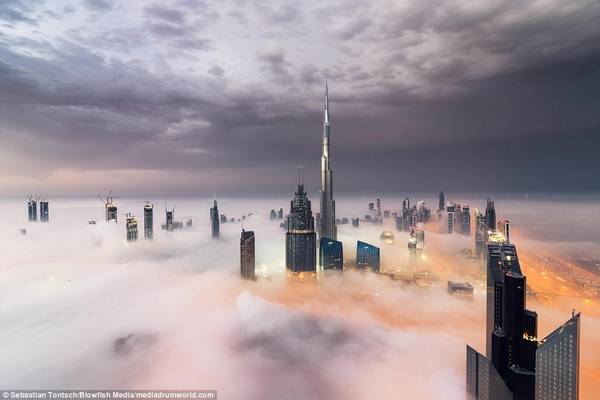 Những bức ảnh ấn tượng được chụp từ độ cao chóng mặt này cho người xem thấy quy mô khổng lồ và cảnh quan tuyệt diệu của Dubai. Tháp Buji Khalifa là công trình cao nhất thế giới, với 160 tầng, sừng sững trên nền trời Dubai.
