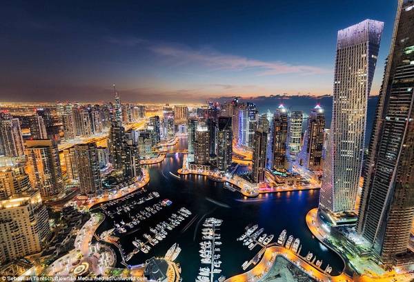 Được coi là một trong những cộng đồng sát mặt nước sang trọng nhất thế giới, hải cảng Dubai có một câu lạc bộ du thuyền và các căn hộ cao cấp.