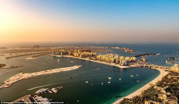 Palm Jumeirah là hòn đảo nhân tạo lớn nhất thế giới, một khu tổ hợp với các resort 5 sao, căn hộ cao cấp và các cửa hàng hạng sang.