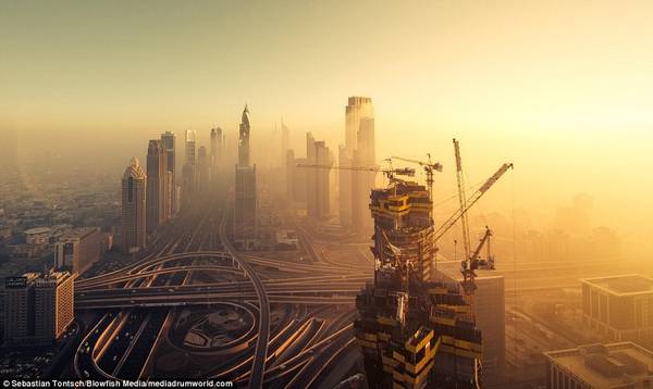 Dubai gắn liền với hình ảnh của những dịch vụ sang trọng, xa hoa, với đường chân trời phát triển không ngừng.