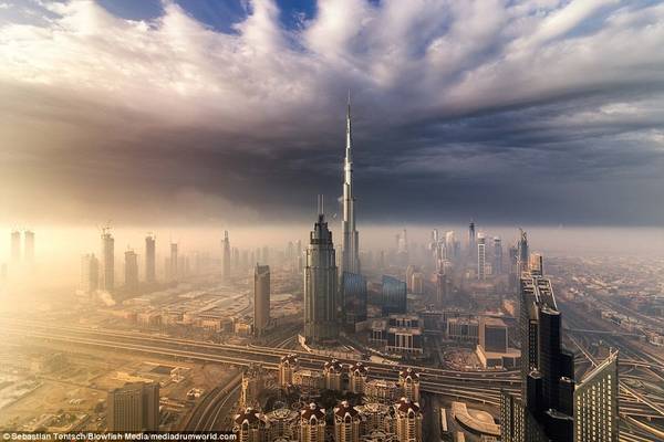 Bức ảnh này thể hiện sự hào nhoáng của Dubai, sự phát triển thần kỳ từ một làng chài hoang vắng.