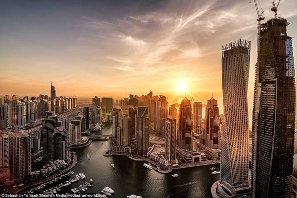 Bao quanh hải cảng Dubai là các tòa nhà chọc trời, nơi sinh sống của hơn 10.000 người.