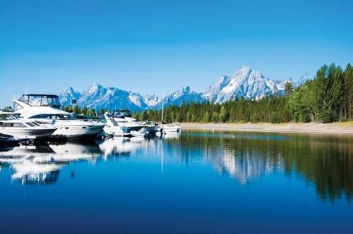 Grand Teton với những đỉnh núi phủ tuyết giữa mùa hè