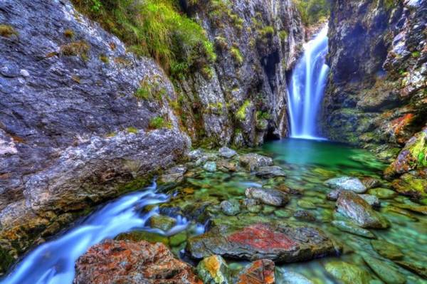 Một ngọn thác ở Routeburn Track - Ảnh: stokedforsaturday