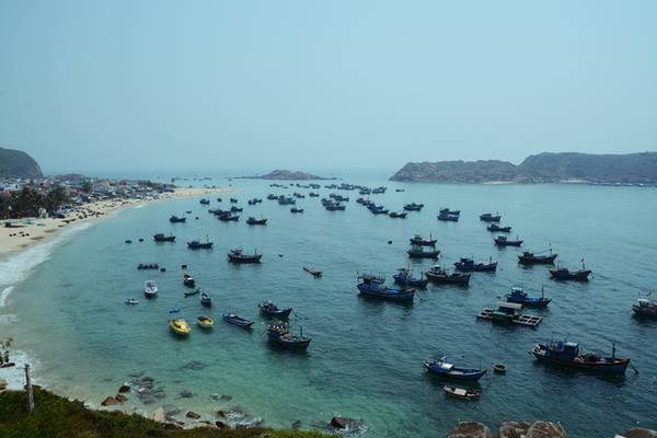 Làng chài Hải Nam: Thuộc xã Nhơn Hải, gần bến tàu ra Hòn Khô, làng chài Hải Nam còn giữ nhiều nét hoang sơ. Vòng quanh làng, bạn sẽ bắt gặp những người dân ngồi đan lưới, hay khoảng sân ngập nắng phơi đầy các mẹt cá, mực. Cuộc sống bình dị nơi làng chài Hải Nam sẽ giúp bạn trải nghiệm một Quy Nhơn thật khác khi qua cầu Thị Nại.