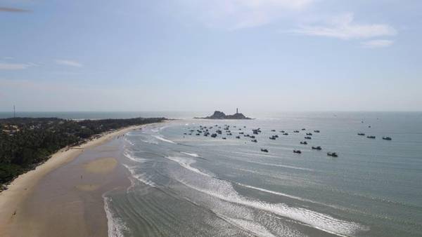 Ngoài ra khi đến đây các bạn chẳng cần phải chuẩn bị gì nhiều. Khu nghỉ dưỡng Lu Glamping nằm ngay gần chợ và đặc biệt là sáng sớm các bạn có thể bước thẳng ra biển mua hải sản từ ghe. Sau khi mua đồ ăn xong, các bạn có thể chế biến trực tiếp ngay tại Lu với giá thuê bếp lò là 30.000 đồng/bếp.&nbsp;Ảnh: FB&nbsp;LU Glamping - Beach Bar & Camp