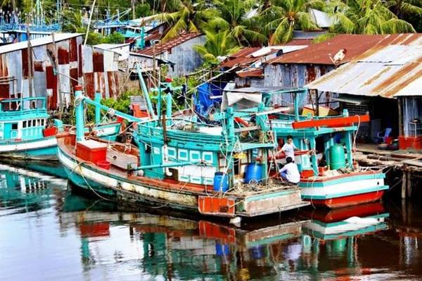 Phú Quốc thuộc tỉnh Kiên Giang, là hòn đảo lớn nhất trong quần thể 22 đảo thuộc Vịnh Thái Lan. Được ví như viên ngọc quý của Việt Nam, là điểm đến hấp dẫn mà ai cũng muốn một lần ghé thăm.