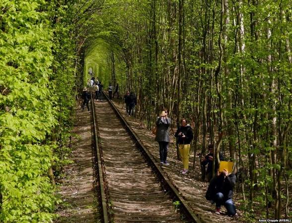 “Đường hầm Tình yêu” nhanh chóng được nhiều người biết đến tại Ukraine. Cảnh tượng ngoạn mục nhưng không kém phần nên thơ này là nguồn cảm hứng bất tận cho các nhiếp ảnh gia và những đôi lứa yêu nhau. “Đường hầm Tình yêu” nhanh chóng được nhiều người biết đến tại Ukraine. Cảnh tượng ngoạn mục nhưng không kém phần nên thơ này là nguồn cảm hứng bất tận cho các nhiếp ảnh gia và những đôi lứa yêu nhau.