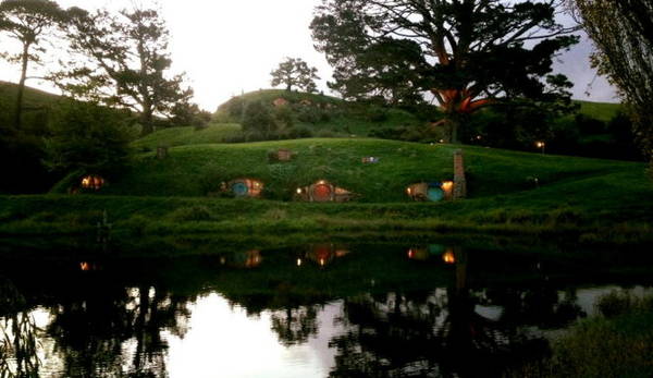 Những ngôi nhà Hobbit lung linh bên bờ hồ trung tâm - Ảnh: M.G.