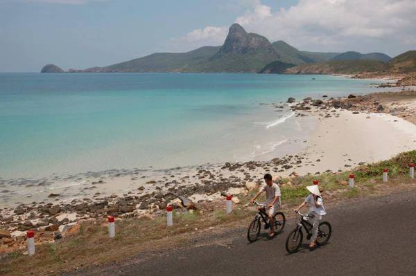 Đạp xe trên những con đường dọc biển ở Côn Đảo là một trải nghiệm vô cùng thú vị. Ảnh: Exoticvoyages