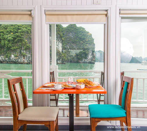 Du khách vừa thưởng thức bữa ăn trên tàu, vừa thỏa thích phóng tầm mắt ra khung cảnh xinh đẹp bên ngoài.