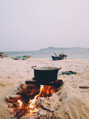 Du khách có thể trải nghiệm nấu ăn bằng bếp dã chiến được thiết kế ngay trên bãi biển.