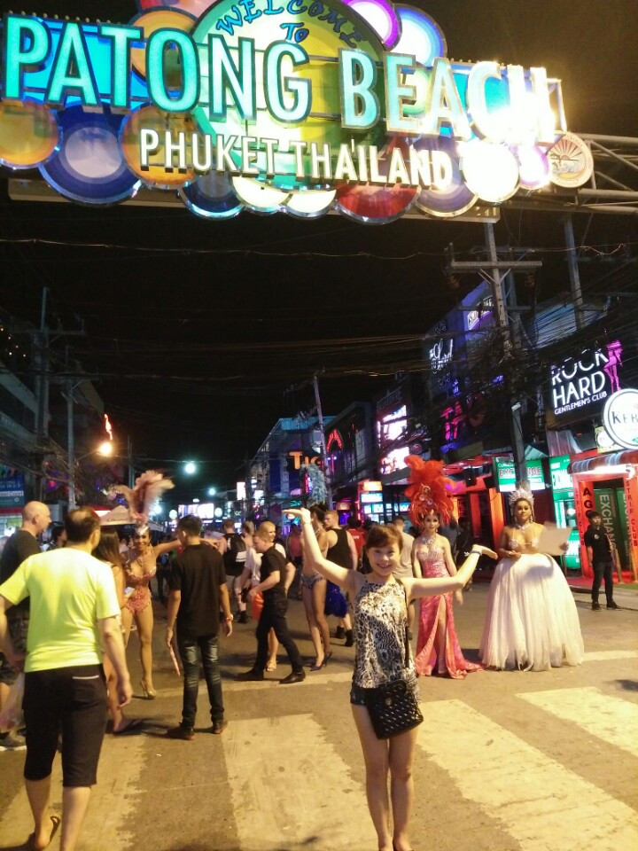     Patong Beach - khu vui chơi sầm uất của Phuket. Ảnh: Hòa Bùi