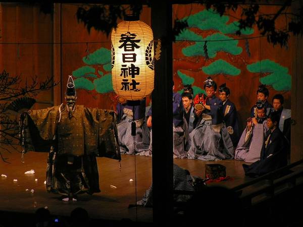 Noh, nói một cách đơn giản thì là một vở kịch được dựng lên bởi bài hát gọi là Utai và âm nhạc Hayashi. Được diễn trên một sân khấu được gọi là sân khấu Noh, chuyên để diễn kịch Noh và Kyogen. Ảnh: wikipedia.org
