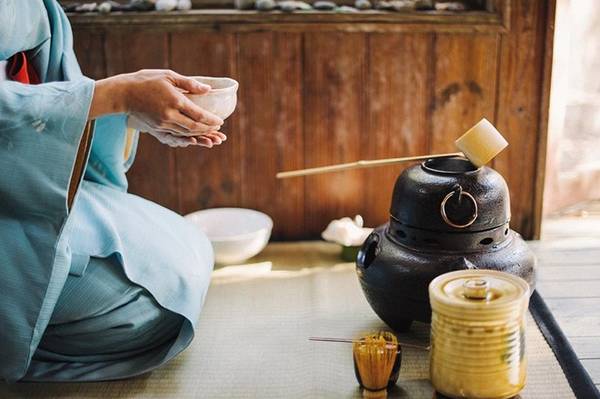 Theo giáo sư Isao Kumakura, phần lớn phép tắc của người Nhật bắt nguồn từ các nghi lễ trang trọng trong tiệc trà và võ thuật. Trên thực tế, từ “omotenashi” bắt nguồn từ tiệc trà. Chủ tiệc trà cố gắng hết sức để tạo không khí giúp khách thư giãn, tỉ mỉ chọn kiểu bát, hoa và cách trang trí thích hợp nhất mà không mong mỏi được đáp lại. Các khách mời nhận thức rõ nỗ lực của chủ nhà, và đáp lại bằng thái độ tôn trọng. Cả chủ và khách tạo ra môi trường hòa hợp và tôn trọng lẫn nhau, theo niềm tin rằng việc tốt cho cộng đồng quan trọng hơn nhu cầu cá nhân. Ảnh: Thetealounge.