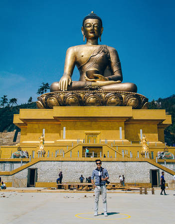 Thủ đô Thimphu, nơi có một trong 10 bức tượng phật lớn nhất thế giới Buddha Dordenma Statue. Tác phẩm điêu khắc bằng vàng và đồng này cao 51 m. Bên trong bức tượng là ngôi nhà với 125.000 tượng phật nhỏ hơn và một thiền phòng. Bức tượng được đặt trên núi và ngó xuống thành phố Thimphu. Thủ đô Thimphu, nơi có một trong 10 bức tượng phật lớn nhất thế giới Buddha Dordenma Statue. Tác phẩm điêu khắc bằng vàng và đồng này cao 51 m. Bên trong bức tượng là ngôi nhà với 125.000 tượng phật nhỏ hơn và một thiền phòng. Bức tượng được đặt trên núi và ngó xuống thành phố Thimphu.