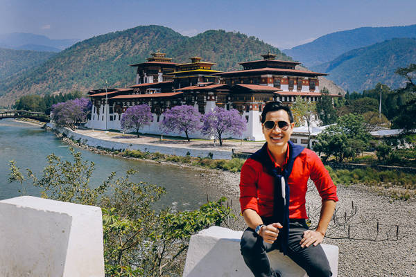 Punakha Dzong nằm đoạn giao giữa hai con sông, bên trái là sông Cái, bên phải là sông Đực. Trước Dzong có trồng rất nhiều cây phượng tím. Rất may là Khang đến vào đúng mùa xuân nên hoa phượng nở rất đẹp. Mỗi một quận của Bhutan đều có một Dzong. Có điều đặc biệt, Punakha Dzong là nơi nhà vua nhậm chức trước khi đến thủ đô Thimphu cai quản đất nước. Punakha Dzong nằm đoạn giao giữa hai con sông, bên trái là sông Cái, bên phải là sông Đực. Trước Dzong có trồng rất nhiều cây phượng tím. Rất may là Khang đến vào đúng mùa xuân nên hoa phượng nở rất đẹp. Mỗi một quận của Bhutan đều có một Dzong. Có điều đặc biệt, Punakha Dzong là nơi nhà vua nhậm chức trước khi đến thủ đô Thimphu cai quản đất nước.