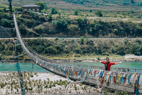 Trong ảnh là cây cầu tuyệt đẹp nối hai bờ sông ở Punakha và chảy qua Punakha Dzong. Ở đây người dân treo rất nhiều cây cờ nhiều màu sắc trên thành cầu, nơi đây cũng có một loại hình thể thao thú vị là chèo xuồng theo dòng sông Chhu. Ngoài đồi núi, sông hồ và thác nước là những nét đẹp nổi bật của Bhutan. Nguồn thu nhập chính của Bhutan đến từ Thủy Điện. Bhutan bán điện cho Ấn Độ dựa vào những đập thủy điện trải dài ở các thác nước. Sau thủy điện mới đến du lịch Trong ảnh là cây cầu tuyệt đẹp nối hai bờ sông ở Punakha và chảy qua Punakha Dzong. Ở đây người dân treo rất nhiều cây cờ nhiều màu sắc trên thành cầu, nơi đây cũng có một loại hình thể thao thú vị là chèo xuồng theo dòng sông Chhu. Ngoài đồi núi, sông hồ và thác nước là những nét đẹp nổi bật của Bhutan. Nguồn thu nhập chính của Bhutan đến từ Thủy Điện. Bhutan bán điện cho Ấn Độ dựa vào những đập thủy điện trải dài ở các thác nước. Sau thủy điện mới đến du lịch