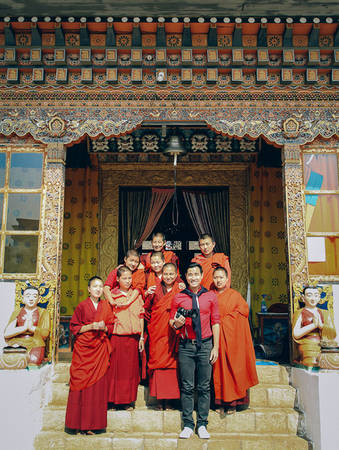Bên cạnh những sư nam, Bhutan cũng có những ngôi chùa dành cho các sư nữ. Trong ảnh Nguyên Khang ghé thăm chùa Sangchen Dorji Lhendup Nunnery nằm trong rừng thông xanh và phóng tầm mắt nhìn về thung lũng Toebesa ở thành phố Punakha. Bên cạnh những sư nam, Bhutan cũng có những ngôi chùa dành cho các sư nữ. Trong ảnh Nguyên Khang ghé thăm chùa Sangchen Dorji Lhendup Nunnery nằm trong rừng thông xanh và phóng tầm mắt nhìn về thung lũng Toebesa ở thành phố Punakha.