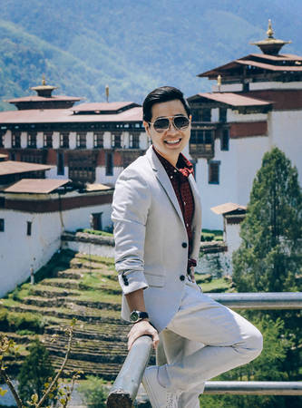 Trong ảnh Nguyên Khang viếng thăm Trongsa Museum, một biểu tượng kiến trúc độc đáo và trưng bày nguồn gốc lịch sử của những bức tượng Phật, về các vị vua và đất nước Bhutan. Trong ảnh Nguyên Khang viếng thăm Trongsa Museum, một biểu tượng kiến trúc độc đáo và trưng bày nguồn gốc lịch sử của những bức tượng Phật, về các vị vua và đất nước Bhutan.