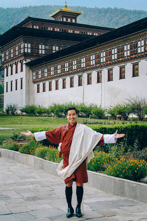 Anh cũng trải nghiệm cảm giác thú vị khi mặc Gho - quốc phục dành cho nam giới ở Bhutan khi đến thăm Tashichho Dzong được xây dựng năm 1641. Đây là một pháo đài vừa là cung điện, vừa là thủ phủ hành chính và tâm điểm của hoạt động tôn giáo. Bộ quốc phục gồm chiếc áo khoác rộng tay, dài đến gối, buộc thắt ngang hông, bên trong mặc quần short, chân mang giày vớ cao đến gối, có thêm khăn choàng. Anh cũng trải nghiệm cảm giác thú vị khi mặc Gho - quốc phục dành cho nam giới ở Bhutan khi đến thăm Tashichho Dzong được xây dựng năm 1641. Đây là một pháo đài vừa là cung điện, vừa là thủ phủ hành chính và tâm điểm của hoạt động tôn giáo. Bộ quốc phục gồm chiếc áo khoác rộng tay, dài đến gối, buộc thắt ngang hông, bên trong mặc quần short, chân mang giày vớ cao đến gối, có thêm khăn choàng.