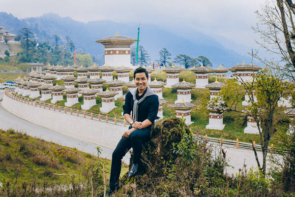 Nguyên Khang dành thời gian để ghé thăm Dochula Pass - một trong những nơi cao nhất và chặng dừng chân quan trọng nhất ở Bhutan ở độ cao 3.100 m so với mực nước biển, nơi đây có 108 đỉnh tháp do hoàng hậu Ashi Dorji Wangmo xây tặng nhà vua. Công trình này cũng để tưởng nhớ những vị anh hùng đã có công đánh đuổi quân giặc xâm lược. Nguyên Khang dành thời gian để ghé thăm Dochula Pass - một trong những nơi cao nhất và chặng dừng chân quan trọng nhất ở Bhutan ở độ cao 3.100 m so với mực nước biển, nơi đây có 108 đỉnh tháp do hoàng hậu Ashi Dorji Wangmo xây tặng nhà vua. Công trình này cũng để tưởng nhớ những vị anh hùng đã có công đánh đuổi quân giặc xâm lược.