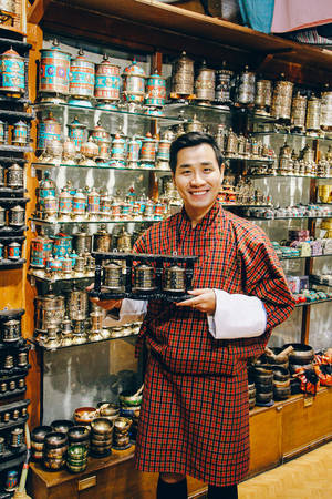 Anh dành thời gian ghé thăm những cửa hàng lưu niệm để mua những luân xa cầu nguyện. Khi đến Bhutan, bạn sẽ luôn thấy những luân xa, bạn phải xoay chậm theo chiều kim đồng hồ, tĩnh tâm và cầu mong những điều tốt lành nhất. Luân xa cũng là những món quà lưu niệm ý nghĩa thường được lựa chọn để dành tặng bạn bè bên cạnh rồng sấm và những bức tượng Phật. Anh dành thời gian ghé thăm những cửa hàng lưu niệm để mua những luân xa cầu nguyện. Khi đến Bhutan, bạn sẽ luôn thấy những luân xa, bạn phải xoay chậm theo chiều kim đồng hồ, tĩnh tâm và cầu mong những điều tốt lành nhất. Luân xa cũng là những món quà lưu niệm ý nghĩa thường được lựa chọn để dành tặng bạn bè bên cạnh rồng sấm và những bức tượng Phật.