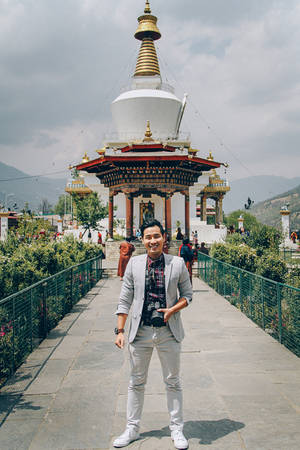 MC chụp hình lưu niệm trước Memorial Chorten. MC chụp hình lưu niệm trước Memorial Chorten.