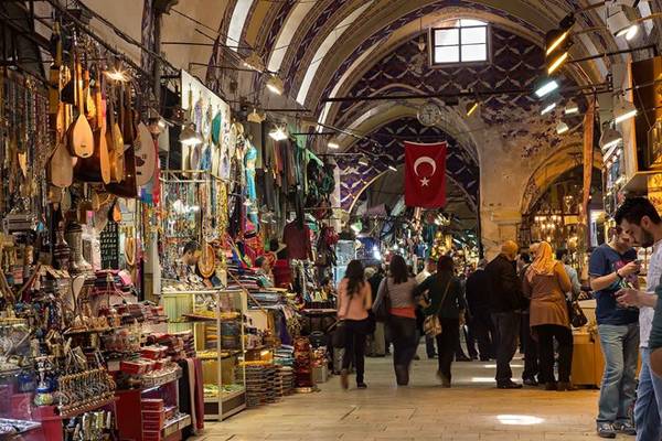 Chợ Grand Bazzar, Istanbul, Thổ Nhĩ Kỳ: Khu chợ có mái che khổng lồ này là một trong những điểm đến đông khách nhất thế giới. Chợ trải rộng trên 61 con phố, với hơn 4.000 gian hàng bán đủ thứ, từ các đồ thủ công mỹ nghệ tới các loại kẹo bánh. Mỗi ngày nơi đây đón khoảng 250.000-400.000 lượt khách tham quan. Ảnh: Cookiesound.
