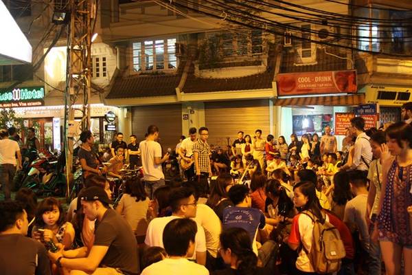 Một ban nhạc đường phố biểu diễn tại phố Lương Ngọc Quyến.
