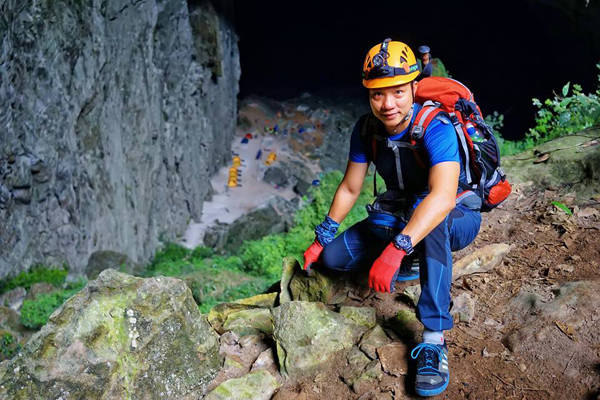 Anh La Ban Luk, một du khách ở TP HCM có cơ hội thám hiểm hang Sơn Đoòng, vào tháng 5 vừa qua, đã chia sẻ bộ ảnh đẹp tới ngỡ ngàng về hang động tự nhiên lớn nhất thế giới này. Bộ ảnh nhanh chóng được lan truyền mạnh mẽ và được người xem ưu ái gọi bằng cái tên: 