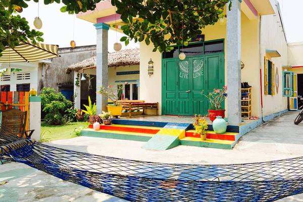 The Hoi An Hippie House gây ấn tượng với du khách ngay từ cái nhìn đầu tiên nhờ những màu sắc trang trí "bắt mắt". Ảnh: Facebook The Hoi An Hippie House