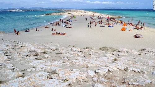  Playa de Ses Illetes là cái tên tiếp theo được xướng lên trong giải thưởng của TripAdvisor. Bãi biển này thuộc về Tây Ban Nha và được đánh giá là kỳ quan của thiên nhiên.