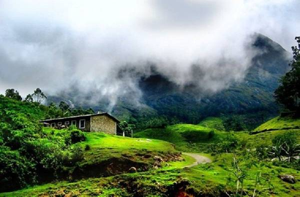 Làng Munnar ở bang Kerala (Ấn Độ) nổi tiếng vì có nhiều căn nhà bị cô lập giữa thiên nhiên như bức ảnh này.